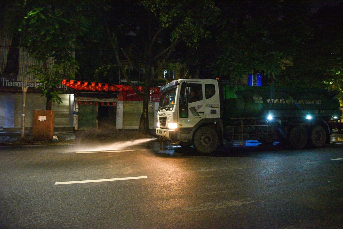 Xe rửa đường hoạt động liên tục. Ảnh: Đinh Thanh Huyền. Xe rửa đường hoạt động liên tục. Ảnh: Đinh Thanh Huyền.