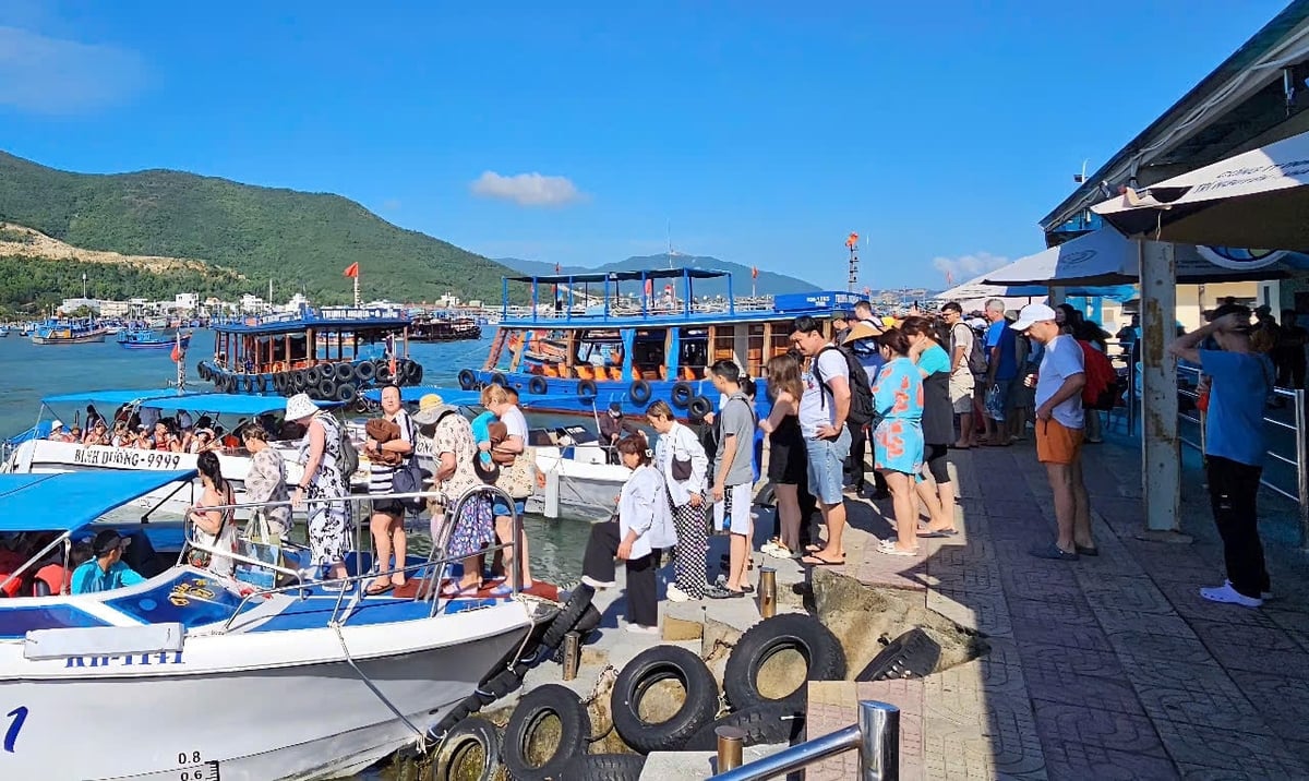 Đông đảo khách du lịch đến Khánh Hòa tham quan, nghỉ dưỡng. Ảnh: Kim Sơ. Đông đảo khách du lịch đến Khánh Hòa tham quan, nghỉ dưỡng. Ảnh: Kim Sơ.