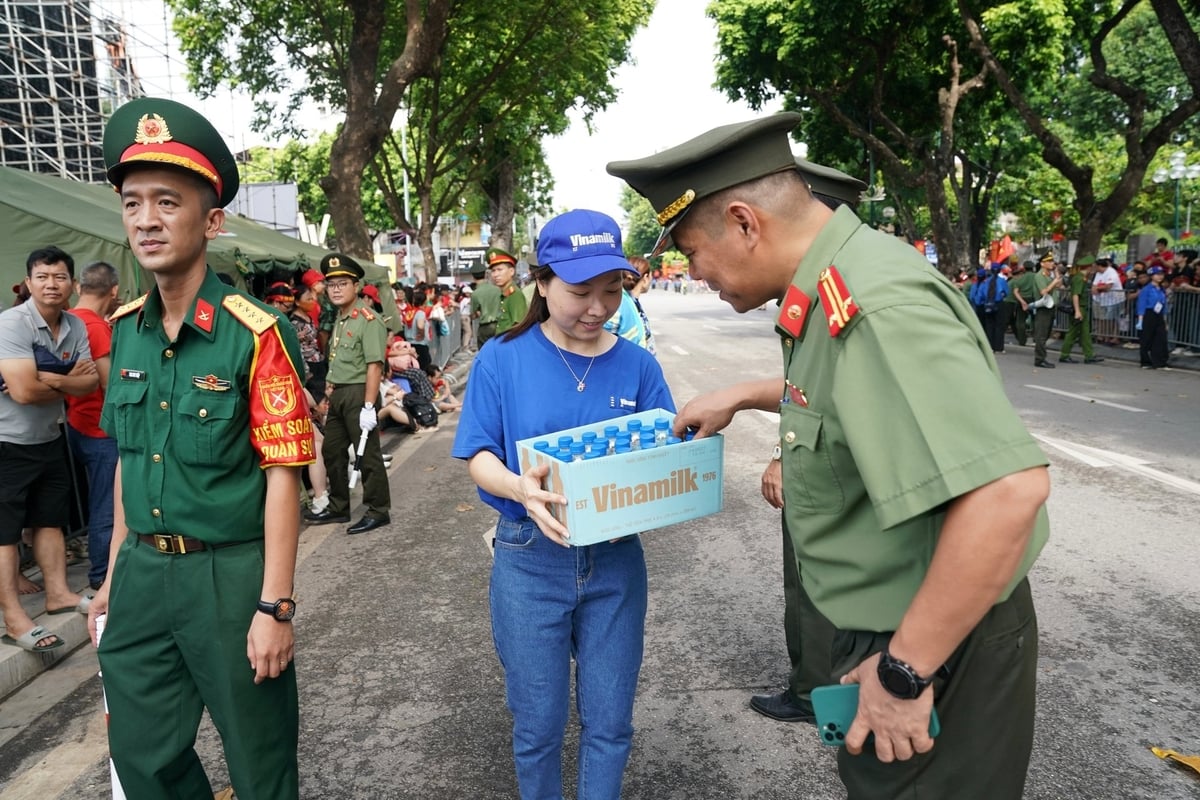 Những ngày vô cùng bận rộn nhưng cả chiến sĩ an ninh tham gia nhiệm vụ và nhân viên tiếp sức của Vinamilk đều được tái tạo năng lượng rất nhanh nhờ những sản phẩm dinh dưỡng của Vinamilk. Ảnh: Vi Nam. Những ngày vô cùng bận rộn nhưng cả chiến sĩ an ninh tham gia nhiệm vụ và nhân viên tiếp sức của Vinamilk đều được tái tạo năng lượng rất nhanh nhờ những sản phẩm dinh dưỡng của Vinamilk. Ảnh: Vi Nam.