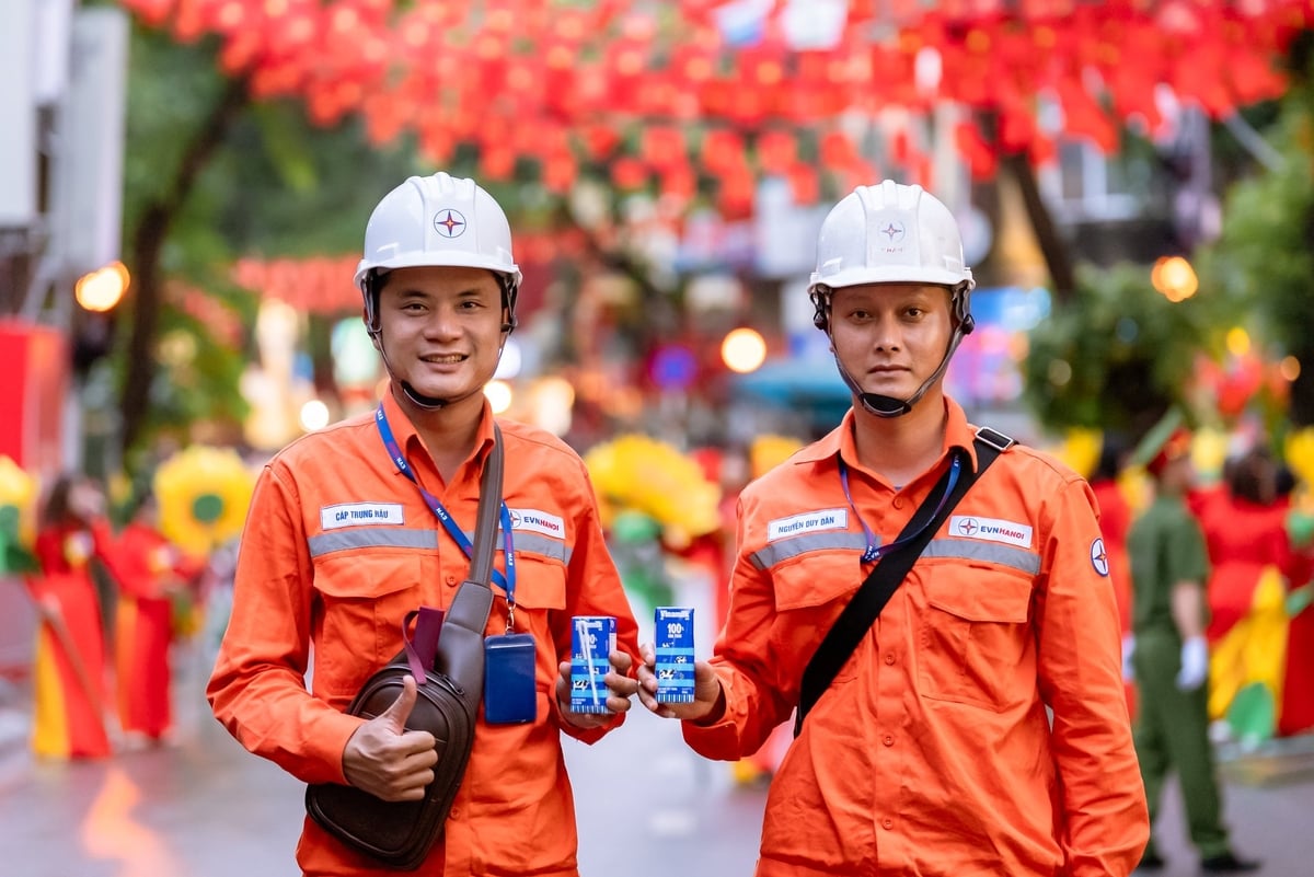 Những thanh niên khỏe mạnh của ngành điện lực cũng cần tiếp thêm dinh dưỡng để đảm bảo sức khỏe suốt thời gian thực hiện nhiệm vụ tại đại lễ. Ảnh: Vi Nam. Những thanh niên khỏe mạnh của ngành điện lực cũng cần tiếp thêm dinh dưỡng để đảm bảo sức khỏe suốt thời gian thực hiện nhiệm vụ tại đại lễ. Ảnh: Vi Nam.
