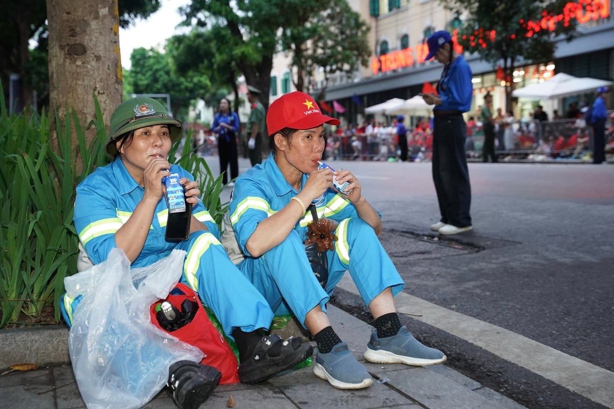 Phút nghỉ ngơi và tiếp thêm chút năng lượng bằng sữa tươi Vinamilk của các chị góp phần quan trọng để đại lễ diễn ra với những tuyến đường sạch sẽ, ngăn nắp. Ảnh: Vi Nam. Phút nghỉ ngơi và tiếp thêm chút năng lượng bằng sữa tươi Vinamilk của các chị góp phần quan trọng để đại lễ diễn ra với những tuyến đường sạch sẽ, ngăn nắp. Ảnh: Vi Nam.