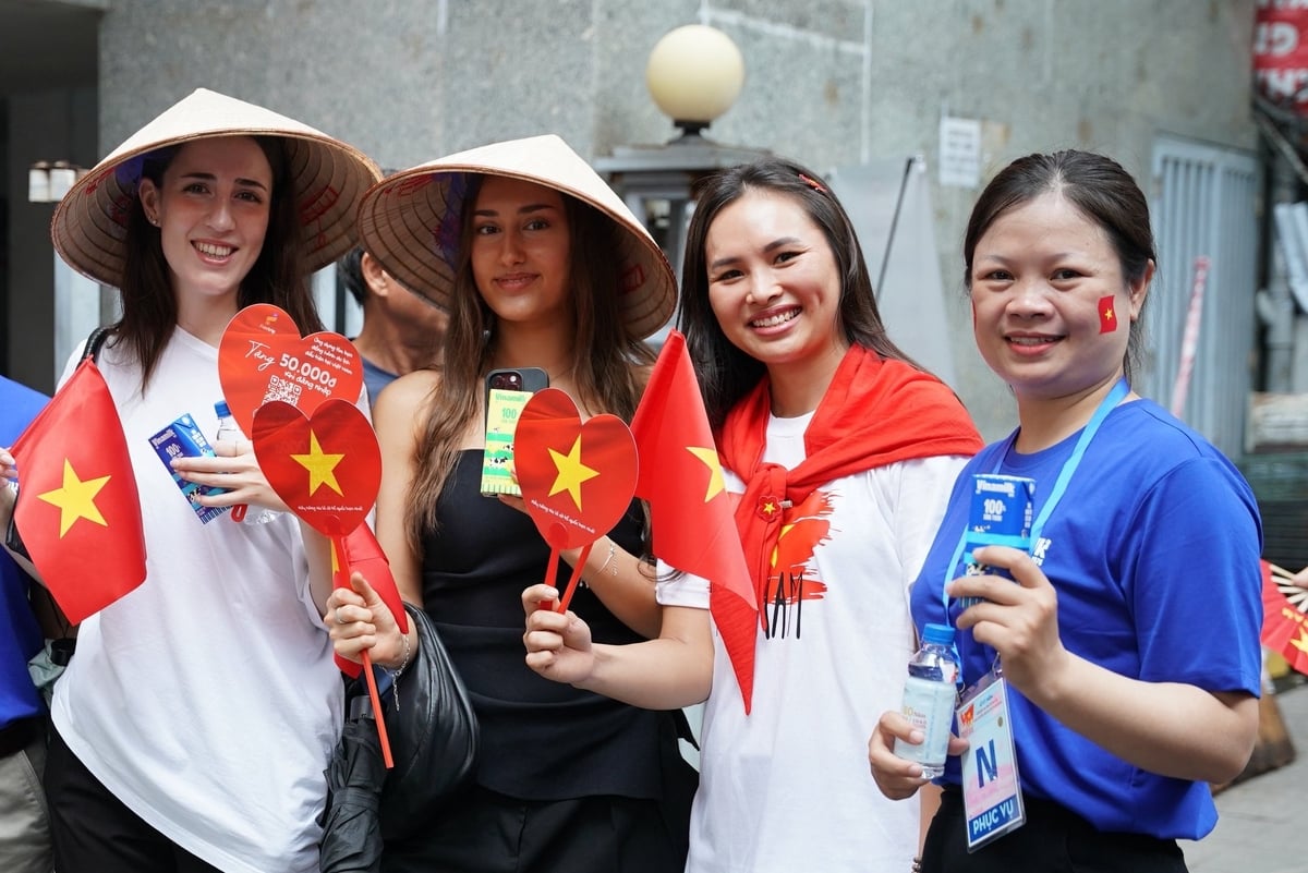 Không chỉ với người dân trong nước, không khí lễ hội đã lan tỏa đến với những người khách nước ngoài đang có mặt tại Hà Nội. Các cô gái nước ngoài hào hứng thưởng thức các sản phẩm sữa của Vinamilk tại 1 điểm tiếp sức dinh dưỡng. Ảnh: Vi Nam. Không chỉ với người dân trong nước, không khí lễ hội đã lan tỏa đến với những người khách nước ngoài đang có mặt tại Hà Nội. Các cô gái nước ngoài hào hứng thưởng thức các sản phẩm sữa của Vinamilk tại 1 điểm tiếp sức dinh dưỡng. Ảnh: Vi Nam.