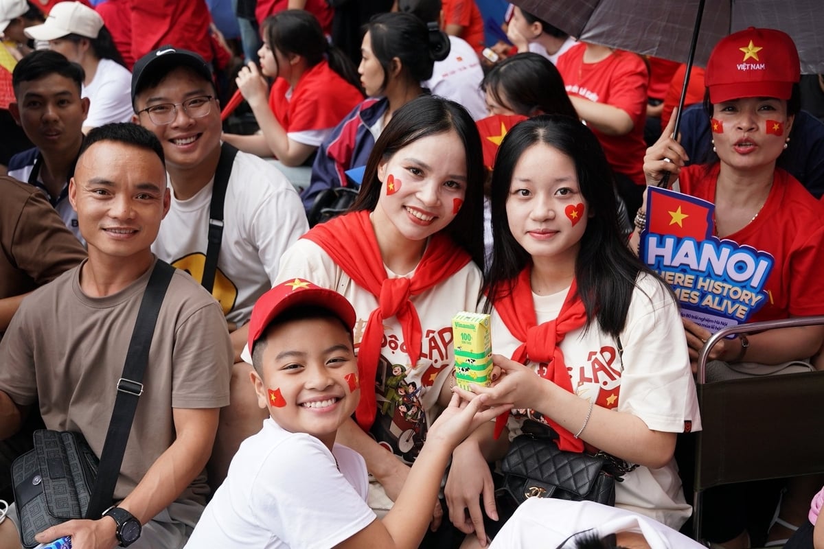 Gần 1 triệu sản phẩm dinh dưỡng bao gồm các dòng sữa tươi tiệt trùng như ít đường, không đường, dừa, chuối, cao đạm ít béo (Vinamilk, Vinamilk Green Farm,); sữa thực vật từ hạt và đậu nành cao canxi, nước trái cây rau củ Susu, nước dừa tươi, nước dừa tắc, nước uống đóng chai Vinamilk và Icy Premium,... đã cùng đồng hành với các lực lượng và người dân trong ngày hội non sông. Ảnh: Vi Nam. Gần 1 triệu sản phẩm dinh dưỡng bao gồm các dòng sữa tươi tiệt trùng như ít đường, không đường, dừa, chuối, cao đạm ít béo (Vinamilk, Vinamilk Green Farm,); sữa thực vật từ hạt và đậu nành cao canxi, nước trái cây rau củ Susu, nước dừa tươi, nước dừa tắc, nước uống đóng chai Vinamilk và Icy Premium,... đã cùng đồng hành với các lực lượng và người dân trong ngày hội non sông. Ảnh: Vi Nam.