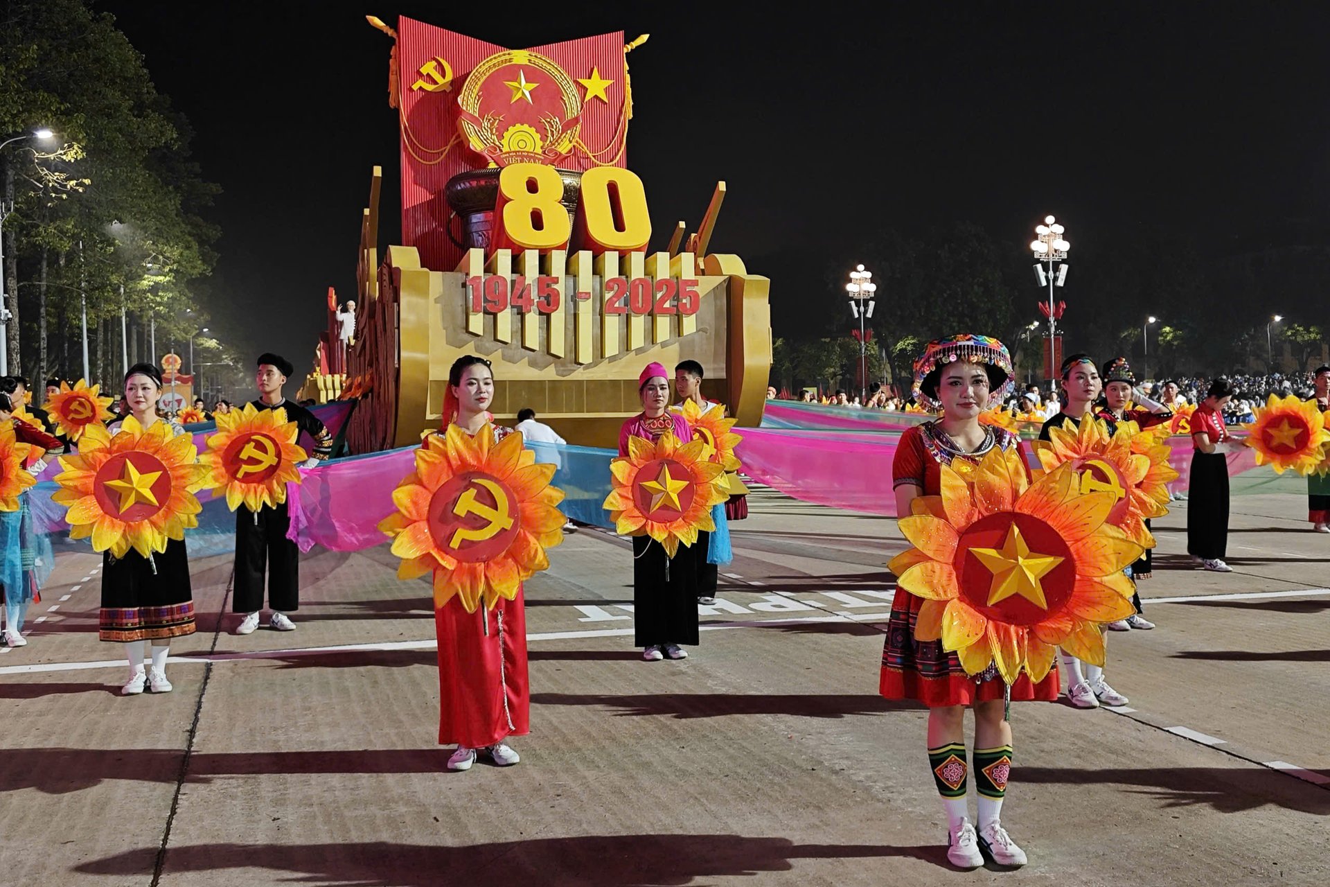 Các khối diễu binh, diễu hành đang hoàn tất khâu chuẩn bị cho đại lễ, ảnh chụp lúc 5h00 sáng 2/9 tại Quảng trường Ba Đình. Các khối diễu binh, diễu hành đang hoàn tất khâu chuẩn bị cho đại lễ, ảnh chụp lúc 5h00 sáng 2/9 tại Quảng trường Ba Đình.