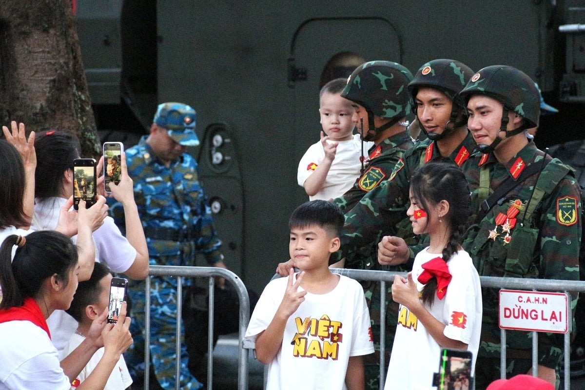 Tình quân dân chính là minh chứng rõ rệt của tình yêu Tổ quốc, yêu đồng bào. Ảnh: Phạm Hiếu. Tình quân dân chính là minh chứng rõ rệt của tình yêu Tổ quốc, yêu đồng bào. Ảnh: Phạm Hiếu.