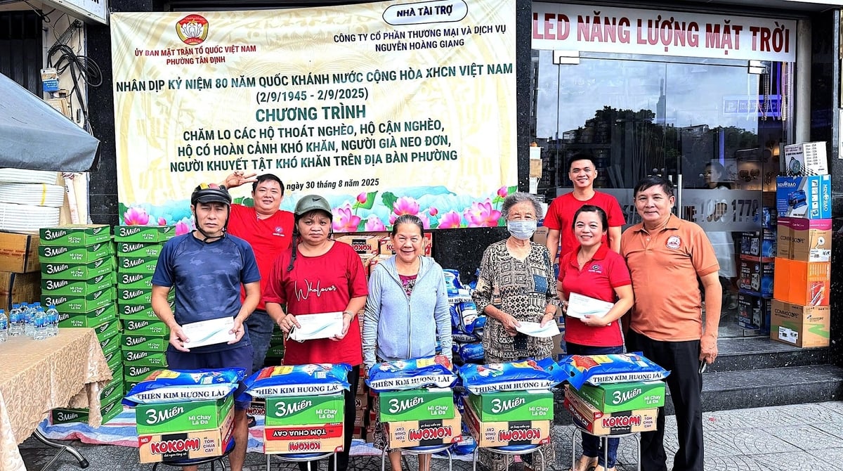 Chính quyền phường Tân Định, TP.HCM, thăm, tặng quà cho các gia đình chính sách, hộ nghèo, người già neo đơn, khó khăn tại địa phương, một trong những hoạt động trong chuỗi 'Ngày hội non sông - Dân tộc kết đoàn'. Ảnh: UBMTTQ Việt Nam TP.HCM. Chính quyền phường Tân Định, TP.HCM, thăm, tặng quà cho các gia đình chính sách, hộ nghèo, người già neo đơn, khó khăn tại địa phương, một trong những hoạt động trong chuỗi 'Ngày hội non sông - Dân tộc kết đoàn'. Ảnh: UBMTTQ Việt Nam TP.HCM.