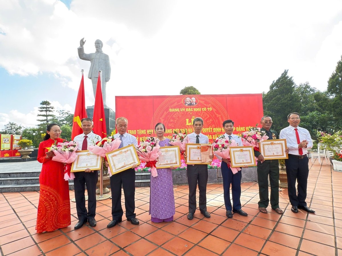 Lãnh đạo Đặc khu Cô Tô trao tặng Huy hiệu Đảng cho các đảng viên. Ảnh: Thu Báu. Lãnh đạo Đặc khu Cô Tô trao tặng Huy hiệu Đảng cho các đảng viên. Ảnh: Thu Báu.