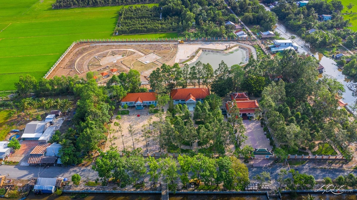 Đền thờ Bác Hồ có diện tích gần 2 ha có nhiều công trình như ao sen, nhà trưng bày cho người dân đến tham quan và dâng hương. Ảnh: Văn Vũ. Đền thờ Bác Hồ có diện tích gần 2 ha có nhiều công trình như ao sen, nhà trưng bày cho người dân đến tham quan và dâng hương. Ảnh: Văn Vũ.