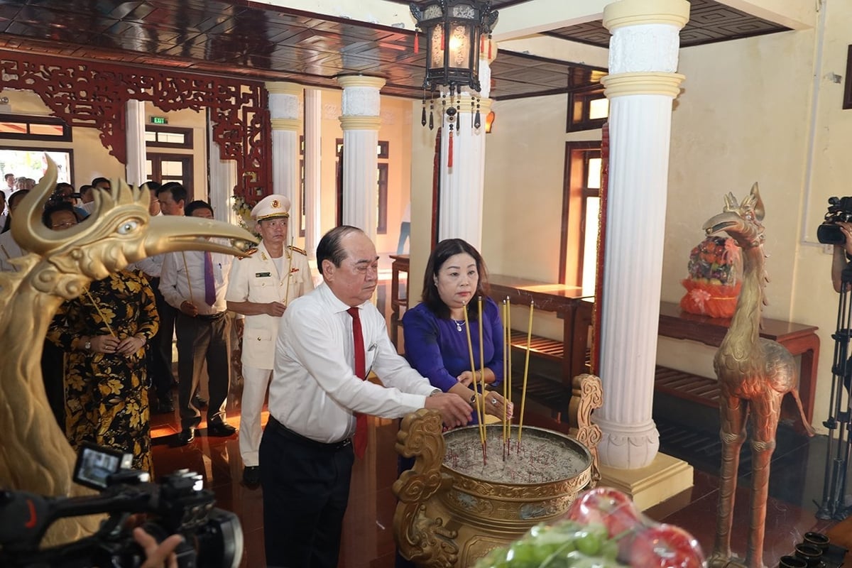 Lãnh đạo UBND, Thành ủy TP Cần Thơ đến dâng hương dịp lễ 2/9 tại Đền thờ Bác Hồ. Ảnh: Văn Vũ. Lãnh đạo UBND, Thành ủy TP Cần Thơ đến dâng hương dịp lễ 2/9 tại Đền thờ Bác Hồ. Ảnh: Văn Vũ.