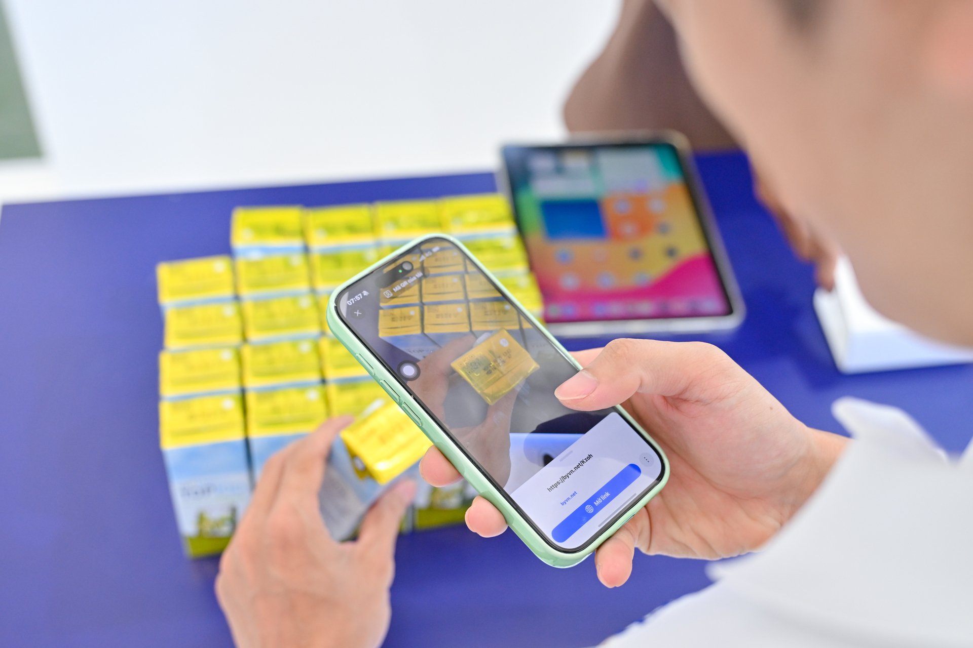 Sau thao tác quét mã QR trên bao bì sản phẩm, các thông tin về nguồn gốc nguyên liệu, quy trình sản xuất sẽ hiển thị để người tiêu dùng kiểm tra. Ảnh: TH. Sau thao tác quét mã QR trên bao bì sản phẩm, các thông tin về nguồn gốc nguyên liệu, quy trình sản xuất sẽ hiển thị để người tiêu dùng kiểm tra. Ảnh: TH.