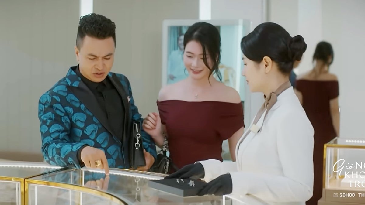Tiến dẫn vợ hờ đến cửa hàng của Ngân để mua nhẫn. Ảnh CMH Tiến dẫn vợ hờ đến cửa hàng của Ngân để mua nhẫn. Ảnh CMH
