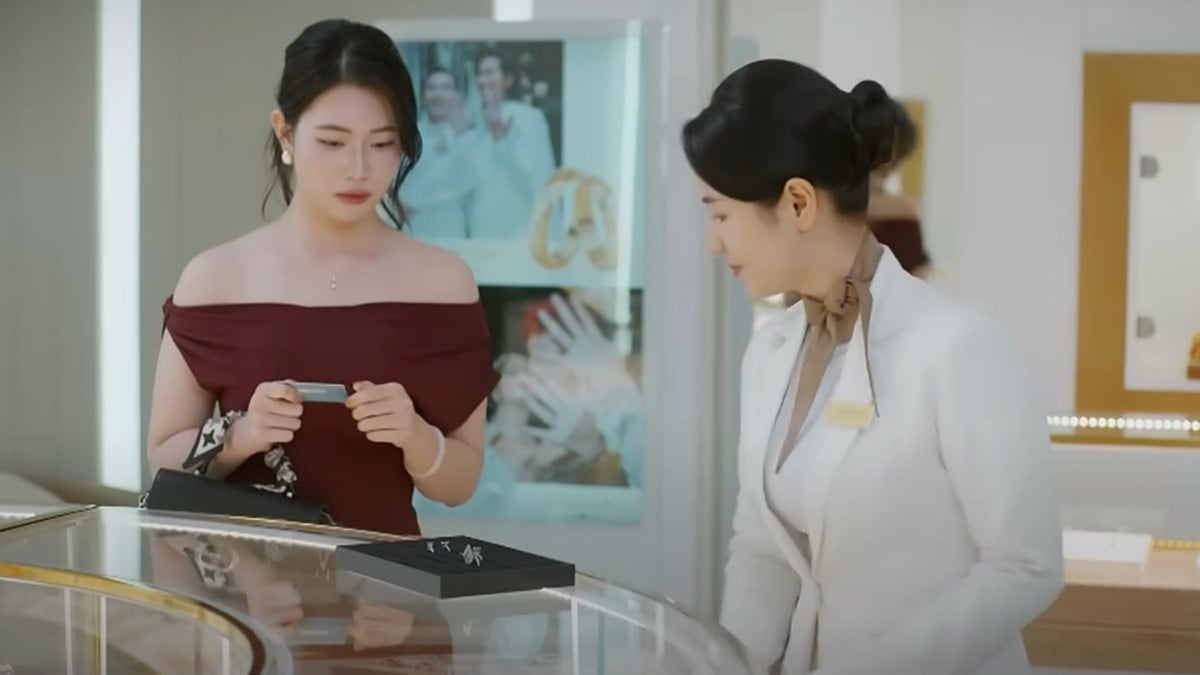 Cô vợ hờ của Tiến lén dùng thẻ mua nhẫn kim cương. Ảnh CMH Cô vợ hờ của Tiến lén dùng thẻ mua nhẫn kim cương. Ảnh CMH
