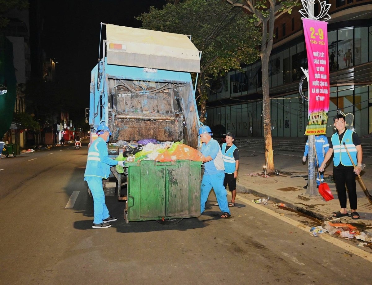 Công việc lặng thầm góp phần làm đẹp Hà Nội. Ảnh: Urenco. Công việc lặng thầm góp phần làm đẹp Hà Nội. Ảnh: Urenco.