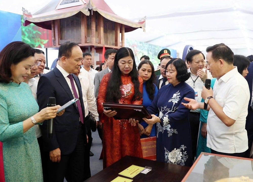 Bà Bùi Thị Minh Hoài và đoàn đại biểu TP Hà Nội tham quan gian trưng bày của TP Hà Nội. Ảnh: Sở Văn hóa và Thể thao. Bà Bùi Thị Minh Hoài và đoàn đại biểu TP Hà Nội tham quan gian trưng bày của TP Hà Nội. Ảnh: Sở Văn hóa và Thể thao.