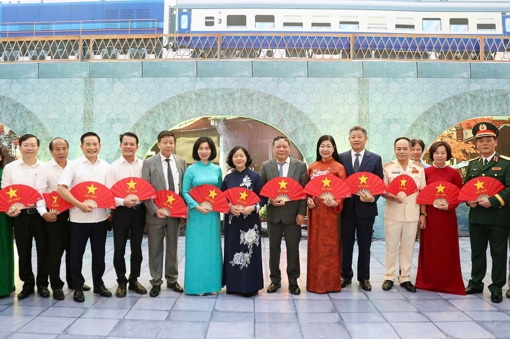 Đoàn đại biểu TP Hà Nội chụp hình lưu niệm tại trung tâm triển lãm. Ảnh: Sở Văn hóa và Thể thao. Đoàn đại biểu TP Hà Nội chụp hình lưu niệm tại trung tâm triển lãm. Ảnh: Sở Văn hóa và Thể thao.
