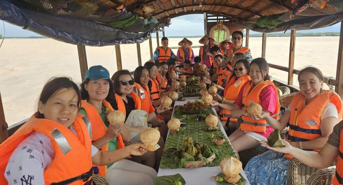Dù thời tiết không thuận lợi do ảnh hưởng bão, ngành du lịch Vĩnh Long vẫn ghi nhận tăng trưởng khả quan, khẳng định sức hút điểm đến an toàn, thân thiện, giàu trải nghiệm. Ảnh: Minh Đảm. Dù thời tiết không thuận lợi do ảnh hưởng bão, ngành du lịch Vĩnh Long vẫn ghi nhận tăng trưởng khả quan, khẳng định sức hút điểm đến an toàn, thân thiện, giàu trải nghiệm. Ảnh: Minh Đảm.