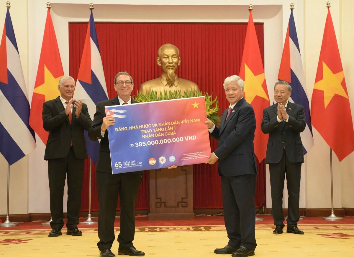 Tổng Bí thư Tô Lâm và Bí thư Thứ nhất, Chủ tịch nước Cộng hòa Cuba Miguel Díaz-Canel chứng kiến Lễ trao tặng lần 1 món quà 385 tỷ đồng của Đảng, Nhà nước và nhân dân Việt Nam tặng nhân dân Cuba. Ảnh: MB. Tổng Bí thư Tô Lâm và Bí thư Thứ nhất, Chủ tịch nước Cộng hòa Cuba Miguel Díaz-Canel chứng kiến Lễ trao tặng lần 1 món quà 385 tỷ đồng của Đảng, Nhà nước và nhân dân Việt Nam tặng nhân dân Cuba. Ảnh: MB.