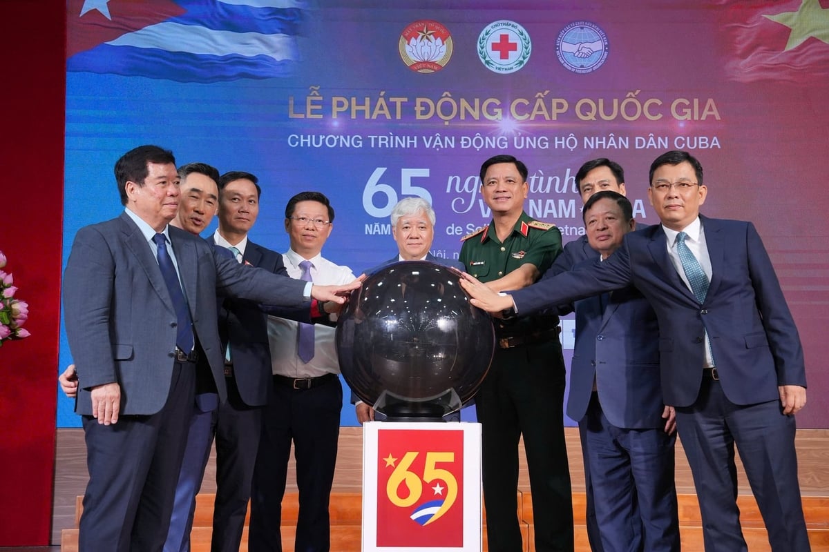 Ủy viên Bộ Chính trị, Bí thư Trung ương Đảng, Bí thư Đảng ủy Mặt trận Tổ quốc, các đoàn thể Trung ương, Chủ tịch Ủy ban Trung ương Mặt trận Tổ quốc Việt Nam Đỗ Văn Chiến cùng các đại biểu bấm nút phát động Chương trình vận động ủng hộ nhân dân Cuba, sáng 13/8/2025. Ảnh: MB. Ủy viên Bộ Chính trị, Bí thư Trung ương Đảng, Bí thư Đảng ủy Mặt trận Tổ quốc, các đoàn thể Trung ương, Chủ tịch Ủy ban Trung ương Mặt trận Tổ quốc Việt Nam Đỗ Văn Chiến cùng các đại biểu bấm nút phát động Chương trình vận động ủng hộ nhân dân Cuba, sáng 13/8/2025. Ảnh: MB.