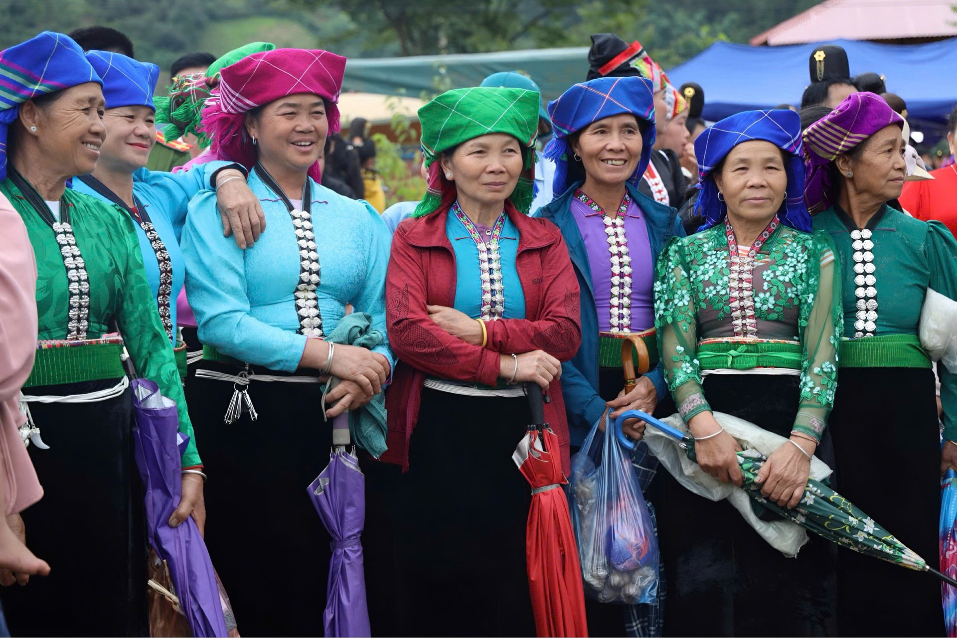 Niềm vui rạng rỡ hiện rõ trên gương mặt những người phụ nữ Thái trên vùng cao Ngọc Chiến. Ảnh: Nguyễn Nga. Niềm vui rạng rỡ hiện rõ trên gương mặt những người phụ nữ Thái trên vùng cao Ngọc Chiến. Ảnh: Nguyễn Nga.
