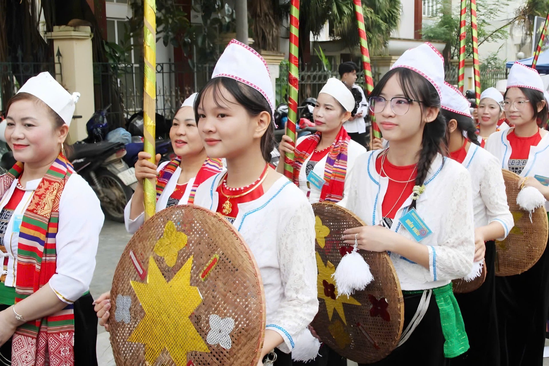 Hoạt động văn hóa cộng đồng đường phố của đồng bào dân tộc Mường. Ảnh: Việt Anh. Hoạt động văn hóa cộng đồng đường phố của đồng bào dân tộc Mường. Ảnh: Việt Anh.