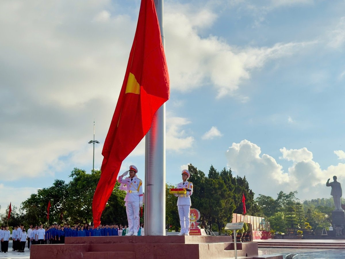 Nghi lễ Thượng cờ Tổ quốc tại Di tích quốc gia đặc biệt Khu lưu niệm Chủ tịch Hồ Chí Minh. Ảnh: Thu Báu. Nghi lễ Thượng cờ Tổ quốc tại Di tích quốc gia đặc biệt Khu lưu niệm Chủ tịch Hồ Chí Minh. Ảnh: Thu Báu.