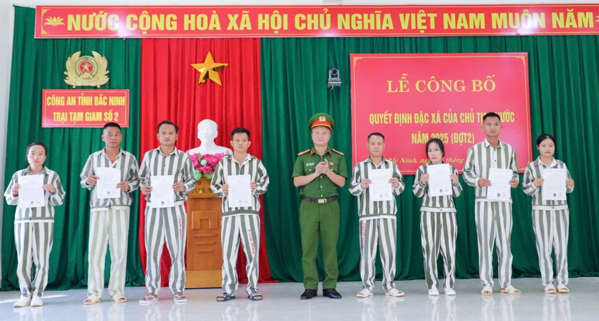 Trung tá Nguyễn Thành Nam - Trưởng phòng Cảnh sát thi hành án hình sự và hỗ trợ tư pháp, Phó Thủ trưởng Cơ quan Thi hành án hình sự, Công an tỉnh Bắc Ninh trao Quyết định đặc xá cho các phạm nhân. Ảnh: CAT. Trung tá Nguyễn Thành Nam - Trưởng phòng Cảnh sát thi hành án hình sự và hỗ trợ tư pháp, Phó Thủ trưởng Cơ quan Thi hành án hình sự, Công an tỉnh Bắc Ninh trao Quyết định đặc xá cho các phạm nhân. Ảnh: CAT.