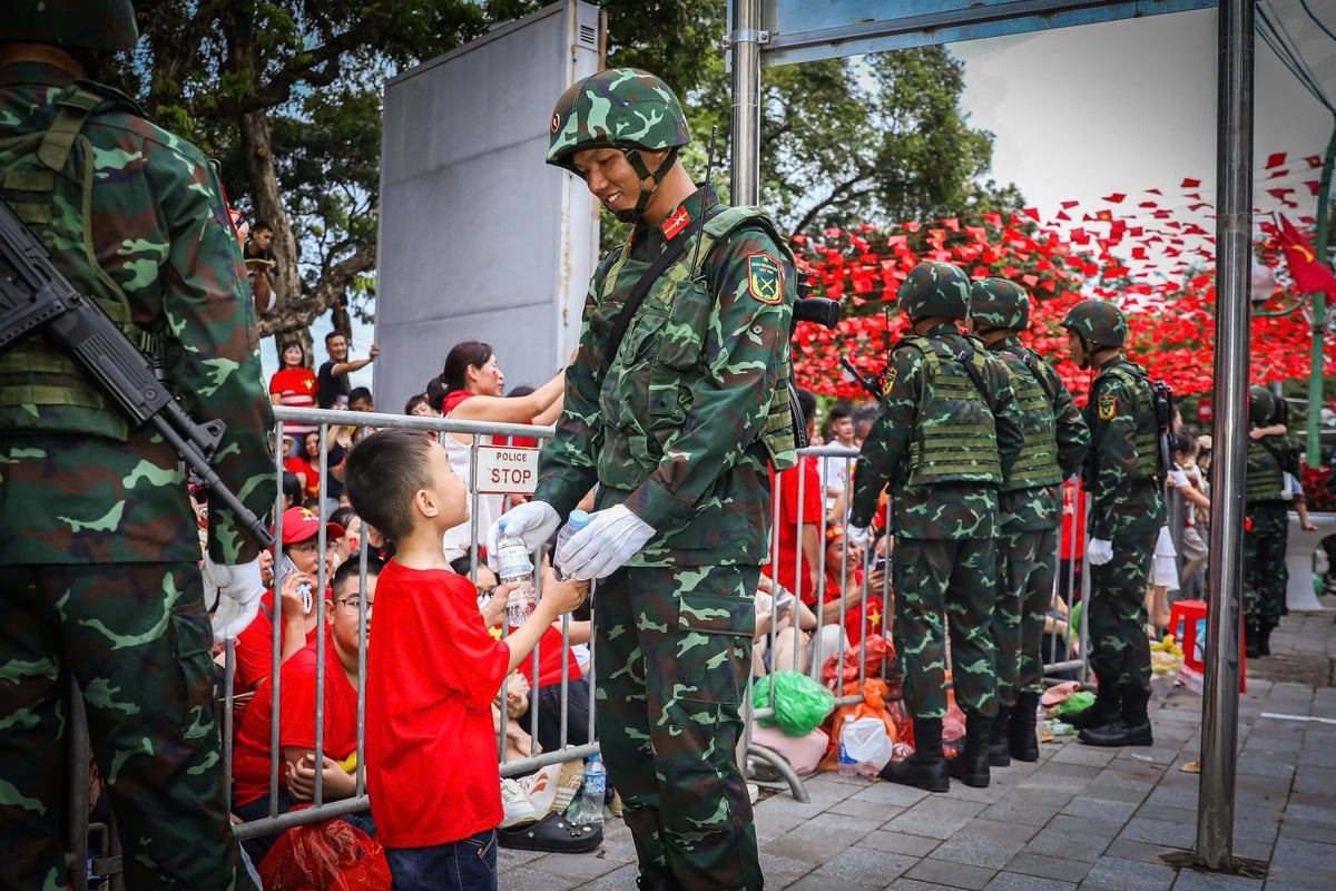 Những 'khán giả' đặc biệt cùng chung tay cùng TH chăm sóc các cựu chiến sĩ. Ảnh: TH. Những 'khán giả' đặc biệt cùng chung tay cùng TH chăm sóc các cựu chiến sĩ. Ảnh: TH.