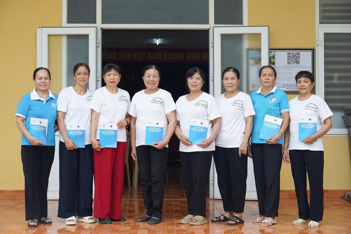 Câu lạc bộ 'Gia đình có sức khỏe - không khói thuốc' đang phát huy vai trò, mỗi phụ nữ là một tuyên truyền viên tích cực. Ảnh: Thanh Tâm. Câu lạc bộ 'Gia đình có sức khỏe - không khói thuốc' đang phát huy vai trò, mỗi phụ nữ là một tuyên truyền viên tích cực. Ảnh: Thanh Tâm.