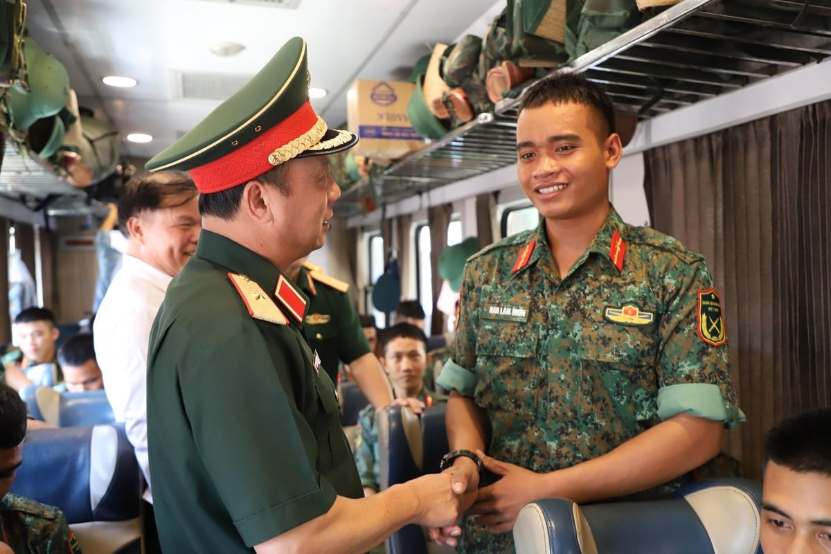 Thiếu tướng Phùng Ngọc Sơn động viên và tiễn các khối diễu binh, diễu hành sau khi hoàn thành nhiệm vụ tại Thủ đô trở về đơn vị. Ảnh: Thanh Tú. Thiếu tướng Phùng Ngọc Sơn động viên và tiễn các khối diễu binh, diễu hành sau khi hoàn thành nhiệm vụ tại Thủ đô trở về đơn vị. Ảnh: Thanh Tú.