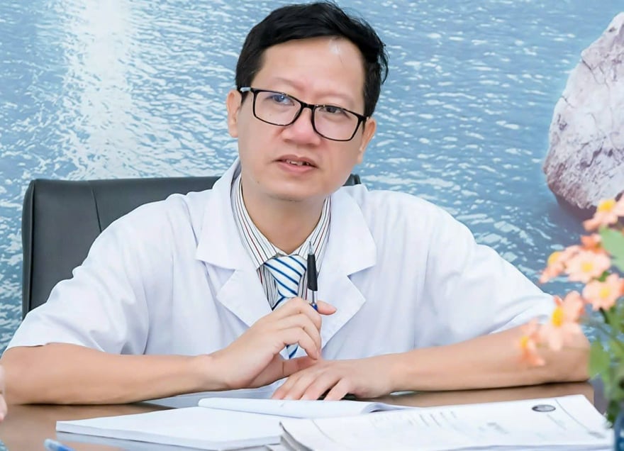 Ths.Bs. Vũ Văn Thành, Trưởng khoa bệnh phổi mạn tính, Viện Phổi Trung ương cho biết, thuốc lá không chỉ tổn thương người hút, mà còn gây hại cả người không hút. Ảnh: Bảo Hà. Ths.Bs. Vũ Văn Thành, Trưởng khoa bệnh phổi mạn tính, Viện Phổi Trung ương cho biết, thuốc lá không chỉ tổn thương người hút, mà còn gây hại cả người không hút. Ảnh: Bảo Hà.