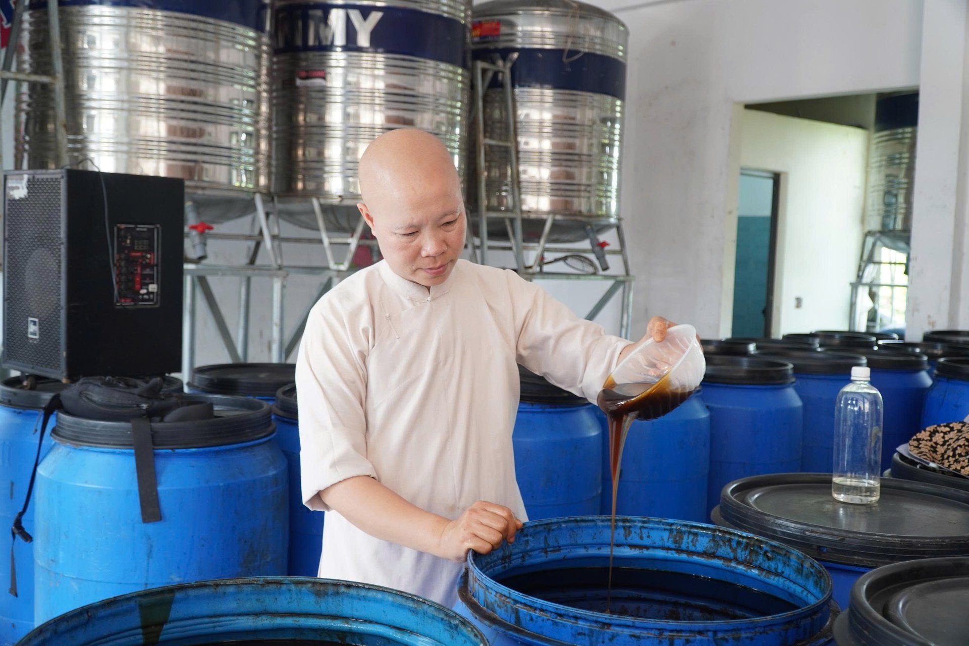 Ban đầu sư Ngoan làm tinh dầu tràm và sả. Khi đó, chưa có kinh nghiệm, nhiều sản phẩm không đạt yêu cầu. Đã có lúc phải đổ bỏ nhiều mẻ, rất tốn tiền nguyên liệu. Cứ làm, rồi tích lũy kinh nghiệm, cuối cùng cũng thành công. Ban đầu sư Ngoan làm tinh dầu tràm và sả. Khi đó, chưa có kinh nghiệm, nhiều sản phẩm không đạt yêu cầu. Đã có lúc phải đổ bỏ nhiều mẻ, rất tốn tiền nguyên liệu. Cứ làm, rồi tích lũy kinh nghiệm, cuối cùng cũng thành công.