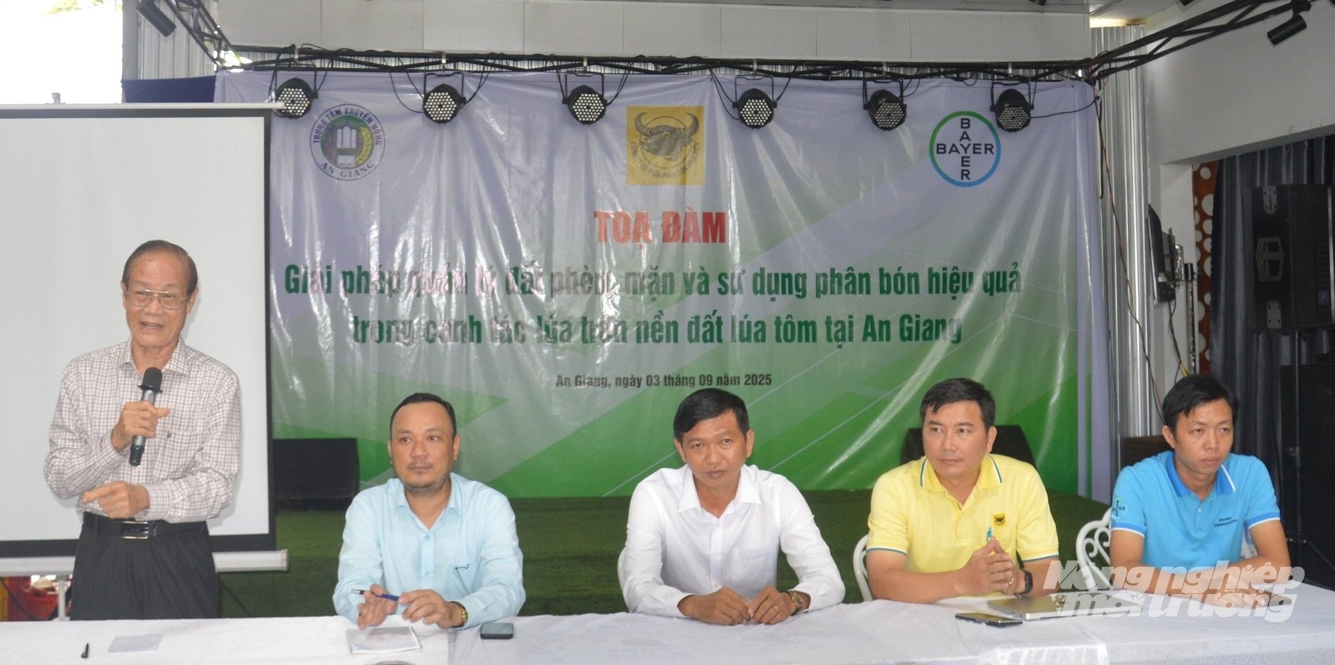 Các diễn giả giải đáp câu hỏi của nông dân tại tọa đàm. Ảnh: Trung Chánh. Các diễn giả giải đáp câu hỏi của nông dân tại tọa đàm. Ảnh: Trung Chánh.