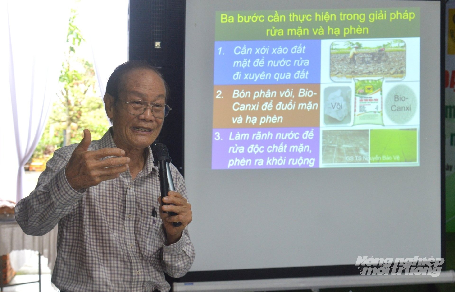 GS.TS Nguyễn Bảo Vệ hướng dẫn bà con nông dân các biện pháp rửa mặn và phèn trong canh tác lúa - tôm. Ảnh: Trung Chánh. GS.TS Nguyễn Bảo Vệ hướng dẫn bà con nông dân các biện pháp rửa mặn và phèn trong canh tác lúa - tôm. Ảnh: Trung Chánh.