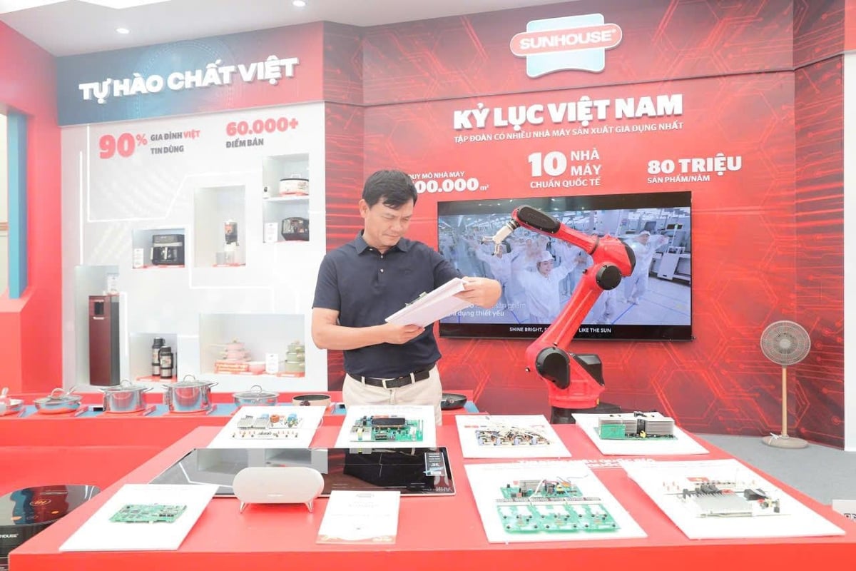 Ông Nguyễn Xuân Phú, Chủ tịch Tập đoàn SUNHOUSE kiểm tra, đánh giá hệ thống vi mạch do SUNHOUSE sản xuất. Ảnh: SUNHOUSE.