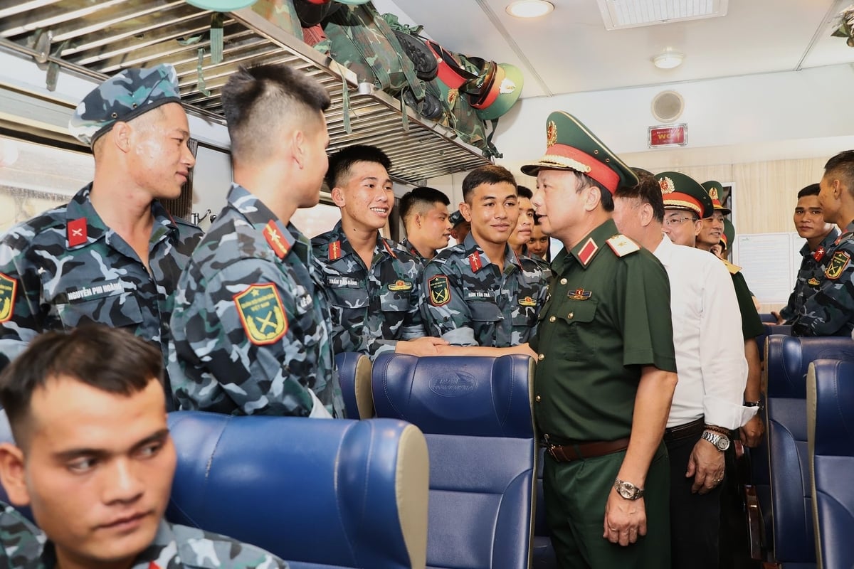 Thiếu tướng Phùng Ngọc Sơn, Phó Chủ nhiệm kiêm Tham mưu trưởng Tổng cục Hậu cần – Kỹ thuật, Phó Trưởng Tiểu ban Diễu binh, Diễu hành A80 Bộ Quốc phòng đã đến Ga Hà Nội động viên và tiễn các khối diễu binh, diễu hành sau khi hoàn thành nhiệm vụ tại Thủ đô trở về đơn vị. Ảnh: Thanh Tú. Thiếu tướng Phùng Ngọc Sơn, Phó Chủ nhiệm kiêm Tham mưu trưởng Tổng cục Hậu cần – Kỹ thuật, Phó Trưởng Tiểu ban Diễu binh, Diễu hành A80 Bộ Quốc phòng đã đến Ga Hà Nội động viên và tiễn các khối diễu binh, diễu hành sau khi hoàn thành nhiệm vụ tại Thủ đô trở về đơn vị. Ảnh: Thanh Tú.