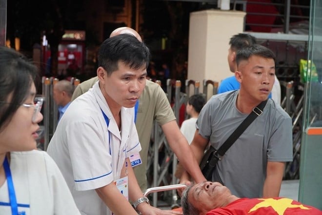 Các y bác sĩ đưa người dân chờ xem diễu binh vào cấp cứu tại Bệnh viện đa khoa Xanh Pôn đêm 1/9. Ảnh: Anh Đức/Bộ Y tế. Các y bác sĩ đưa người dân chờ xem diễu binh vào cấp cứu tại Bệnh viện đa khoa Xanh Pôn đêm 1/9. Ảnh: Anh Đức/Bộ Y tế.
