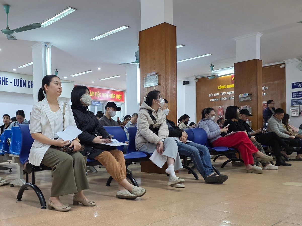 Người lao động tìm kiếm cơ hội việc làm tại Trung tâm dịch vụ Việc làm Hà Nội. Ảnh: Nam Khánh. Người lao động tìm kiếm cơ hội việc làm tại Trung tâm dịch vụ Việc làm Hà Nội. Ảnh: Nam Khánh.