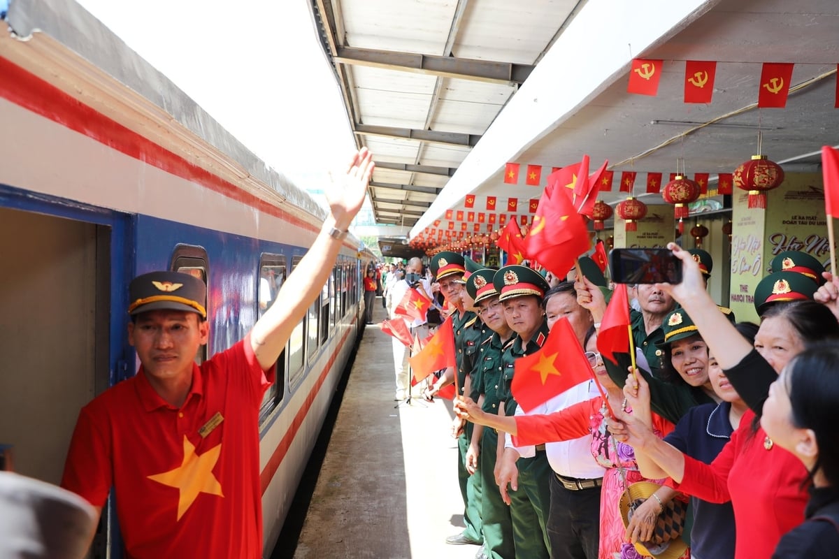 Người dân đến Ga Hà Nội động viên và tiễn các khối diễu binh, diễu hành sau khi hoàn thành nhiệm vụ tại Thủ đô trở về đơn vị. Ảnh: Thanh Tú. Người dân đến Ga Hà Nội động viên và tiễn các khối diễu binh, diễu hành sau khi hoàn thành nhiệm vụ tại Thủ đô trở về đơn vị. Ảnh: Thanh Tú.