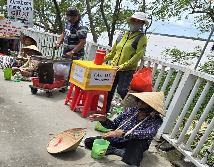 Tình trạng lộn xộn gần chùa Liên Hoa cần sớm có biện pháp chấn chỉnh. Ảnh: Thanh Bạch. Tình trạng lộn xộn gần chùa Liên Hoa cần sớm có biện pháp chấn chỉnh. Ảnh: Thanh Bạch.