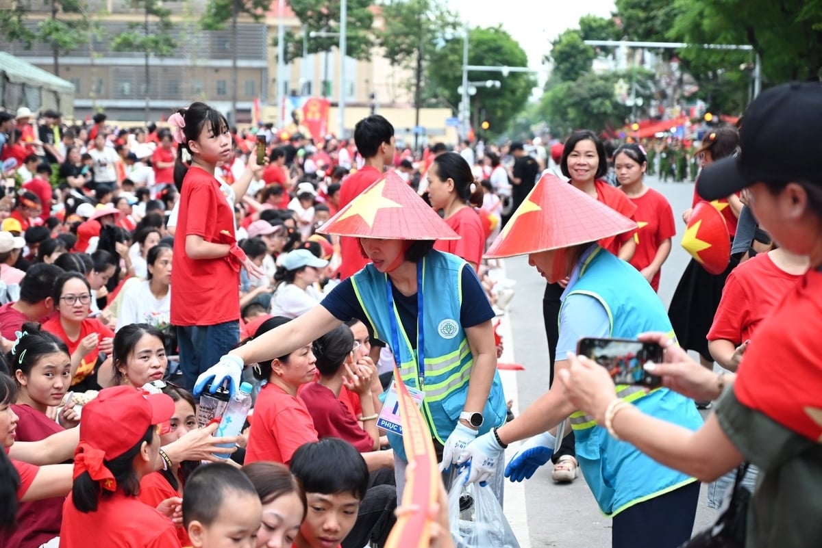 Công nhân vệ sinh môi trường thuộc Công ty Môi trường đô thị Hà Nội URENCO tham gia dọn vệ sinh trong đại lễ A80. Ảnh: Ngọc Hiệp.