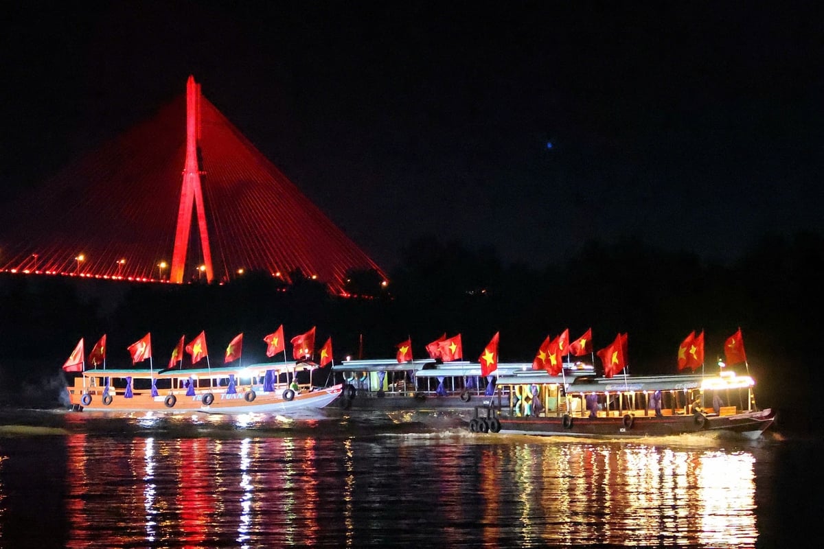 Bến Ninh Kiều (TP. Cần Thơ) rực rỡ sắc đỏ dịp lễ 2/9. Ảnh: Minh Trung. Bến Ninh Kiều (TP. Cần Thơ) rực rỡ sắc đỏ dịp lễ 2/9. Ảnh: Minh Trung.