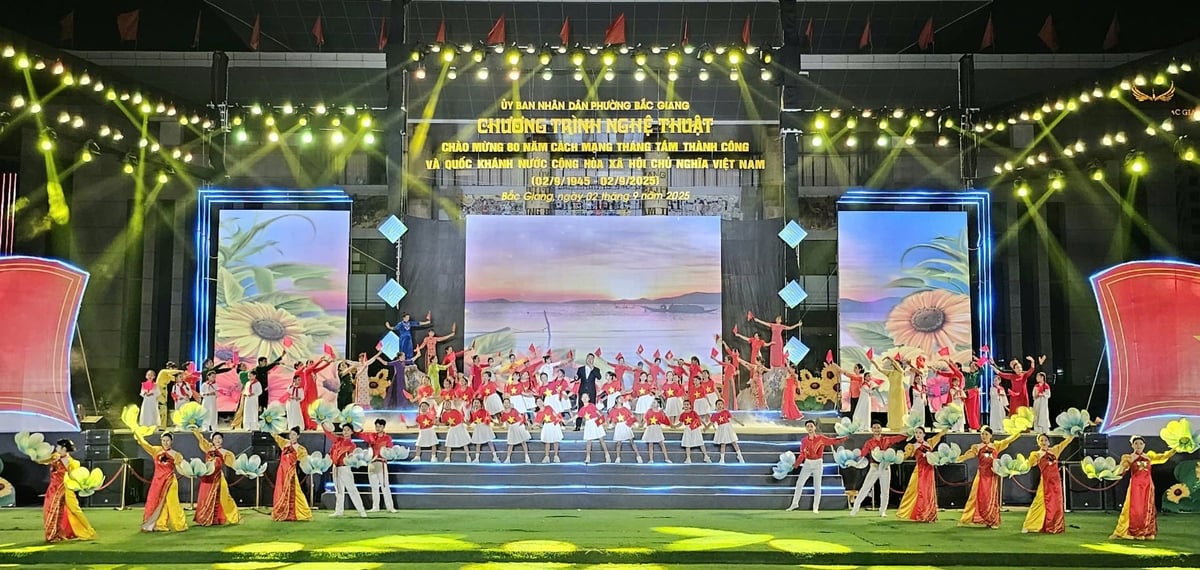 Tỉnh Bắc Ninh tổ chức chương trình nghệ thuật chào mừng 80 năm Quốc khánh 2/9 với quy mô lớn, kết hợp giữa truyền thống và hiện đại, đã tái hiện chặng đường lịch sử hào hùng của dân tộc, khắc họa khát vọng về một Việt Nam phồn vinh, hạnh phúc trong kỷ nguyên mới. Ảnh: Phạm Minh. Tỉnh Bắc Ninh tổ chức chương trình nghệ thuật chào mừng 80 năm Quốc khánh 2/9 với quy mô lớn, kết hợp giữa truyền thống và hiện đại, đã tái hiện chặng đường lịch sử hào hùng của dân tộc, khắc họa khát vọng về một Việt Nam phồn vinh, hạnh phúc trong kỷ nguyên mới. Ảnh: Phạm Minh.