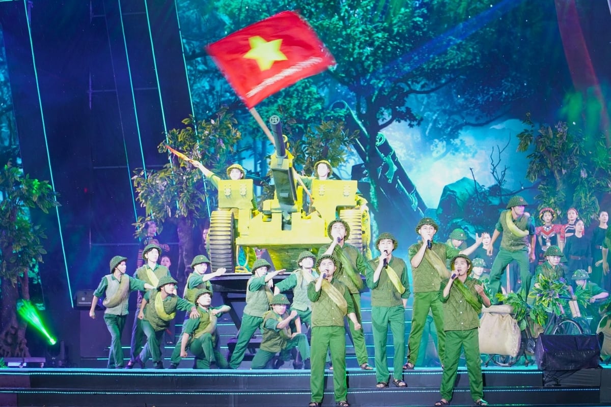 Chương trình nghệ thuật 'Lời người vang mãi núi sông' tại điểm cầu chính tại Công viên Tây Đô, phường Hưng Phú (TP. Cần Thơ). Ảnh: Kim Anh. Chương trình nghệ thuật 'Lời người vang mãi núi sông' tại điểm cầu chính tại Công viên Tây Đô, phường Hưng Phú (TP. Cần Thơ). Ảnh: Kim Anh.