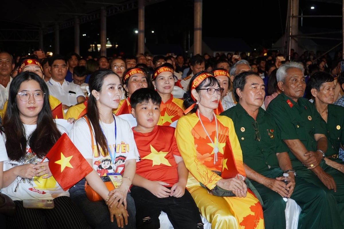 Người dân lắng đọng dòng cảm xúc khi được nghe lại những âm hưởng cách mạng hào hùng trong Chương trình nghệ thuật 'Lời người vang mãi núi sông'. Ảnh: Kim Anh. Người dân lắng đọng dòng cảm xúc khi được nghe lại những âm hưởng cách mạng hào hùng trong Chương trình nghệ thuật 'Lời người vang mãi núi sông'. Ảnh: Kim Anh.