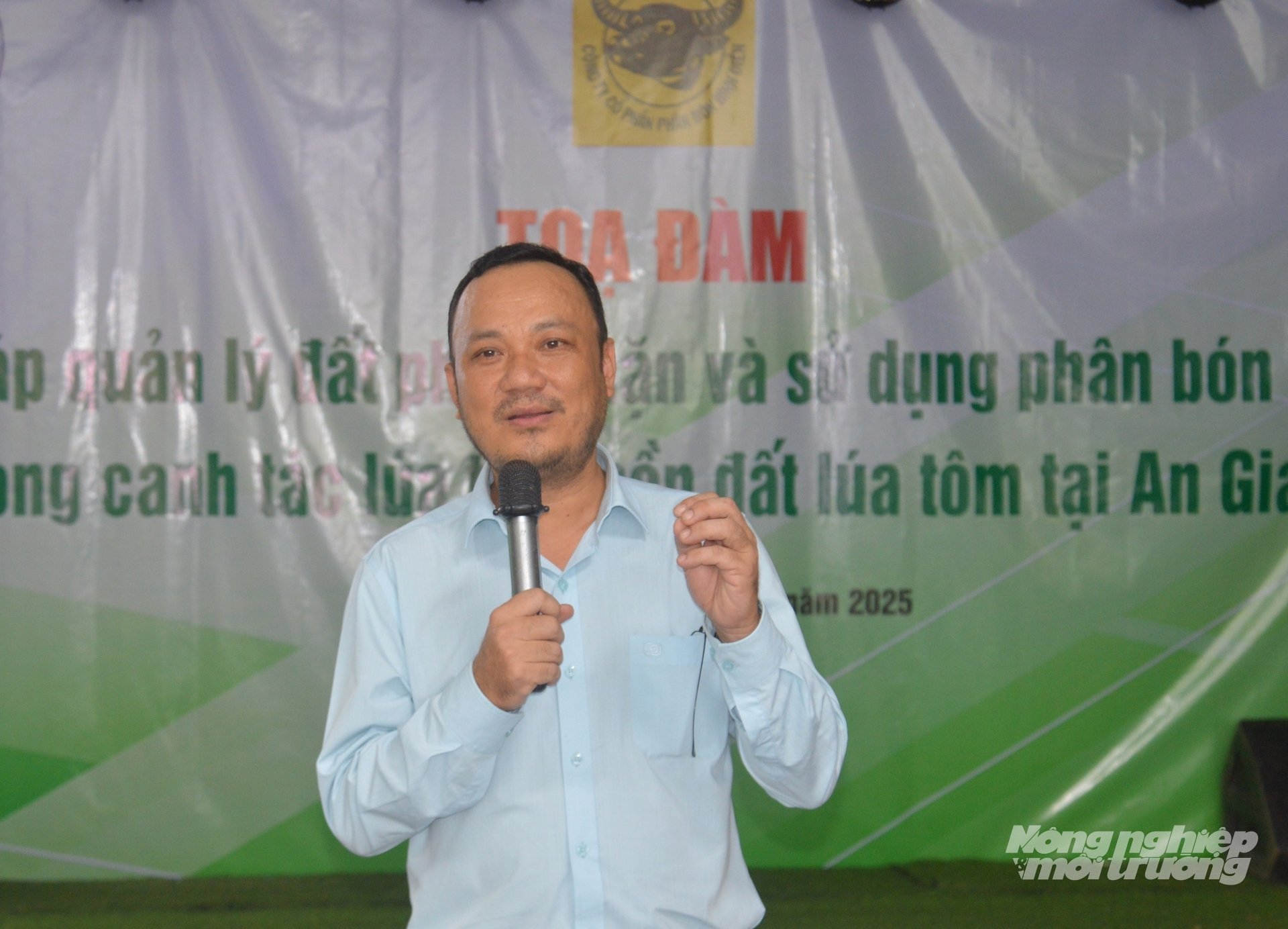TS Lê Văn Dũng, Phó Giám đốc Trung tâm Khuyến nông An Giang chia sẻ với bà con nông dân các giải pháp nâng cao hiệu quả sản xuất mô hình lúa - tôm. Ảnh: Trung Chánh. TS Lê Văn Dũng, Phó Giám đốc Trung tâm Khuyến nông An Giang chia sẻ với bà con nông dân các giải pháp nâng cao hiệu quả sản xuất mô hình lúa - tôm. Ảnh: Trung Chánh.