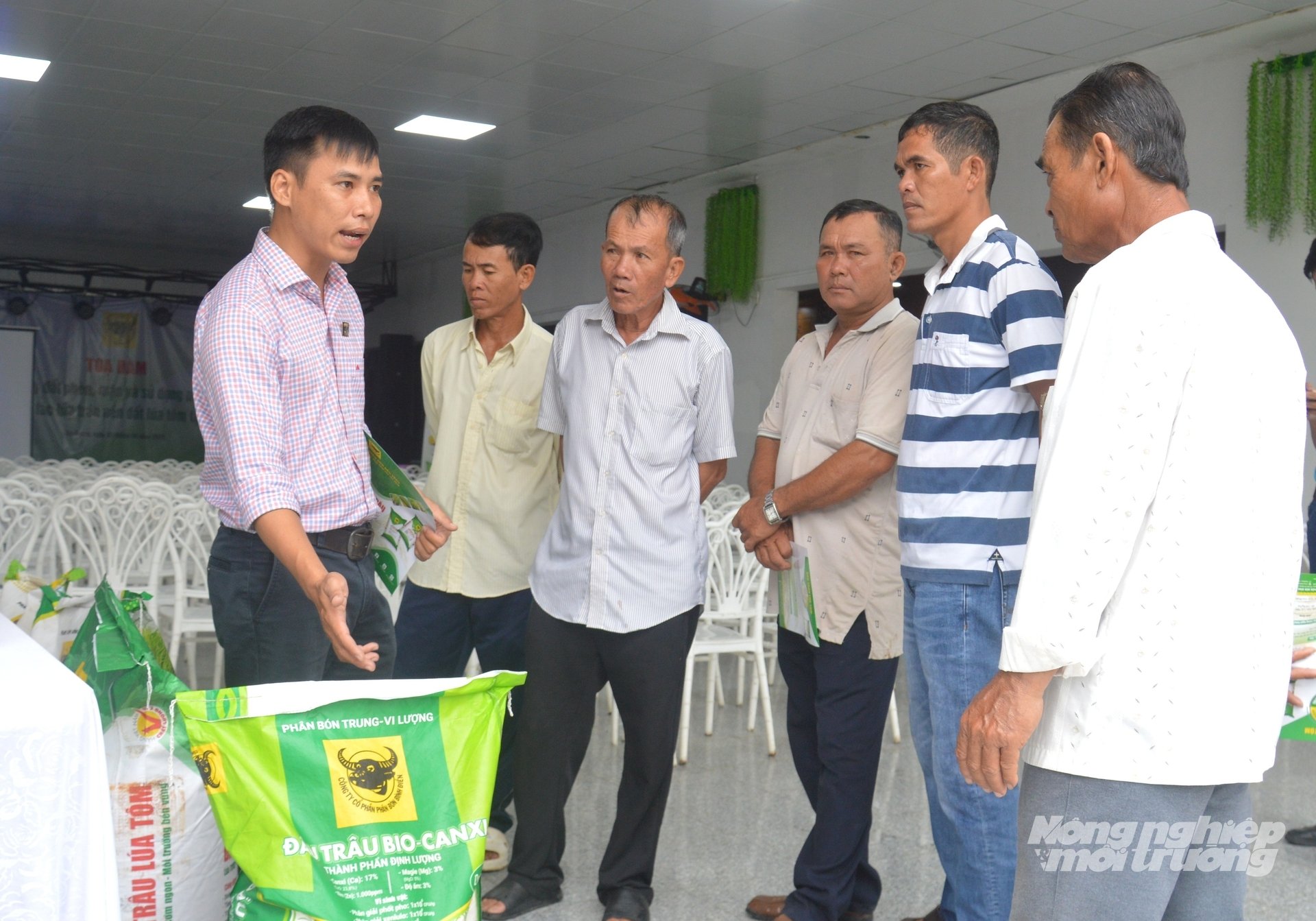 Nông dân tham gia tọa đàm tìm hiểu các sản phẩm chuyên dùng cho vùng canh tác lúa - tôm. Ảnh: Trung Chánh. Nông dân tham gia tọa đàm tìm hiểu các sản phẩm chuyên dùng cho vùng canh tác lúa - tôm. Ảnh: Trung Chánh.
