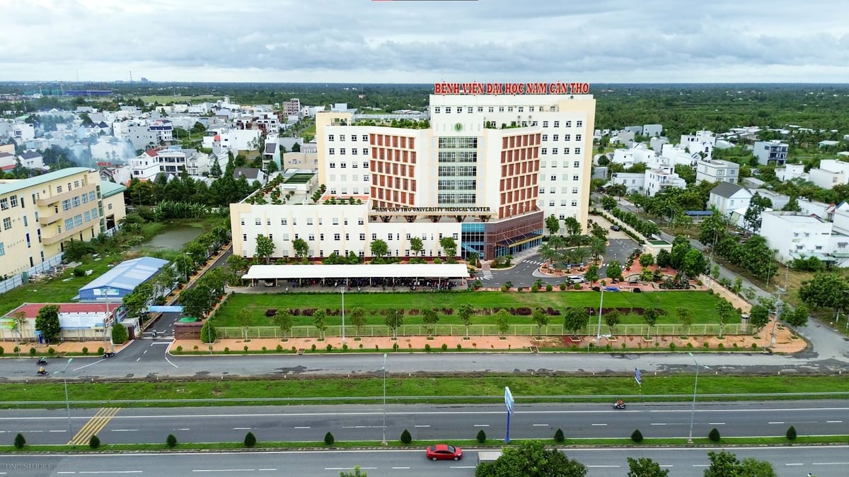 Lãnh đạo Bệnh viện ĐH Nam Cần Thơ kiến nghị làm đường dẫn đấu nối trực tiếp cổng chính bệnh viện vào Quốc lộ 1A. Ảnh: Bệnh viện ĐH Nam Cần Thơ. Lãnh đạo Bệnh viện ĐH Nam Cần Thơ kiến nghị làm đường dẫn đấu nối trực tiếp cổng chính bệnh viện vào Quốc lộ 1A. Ảnh: Bệnh viện ĐH Nam Cần Thơ.
