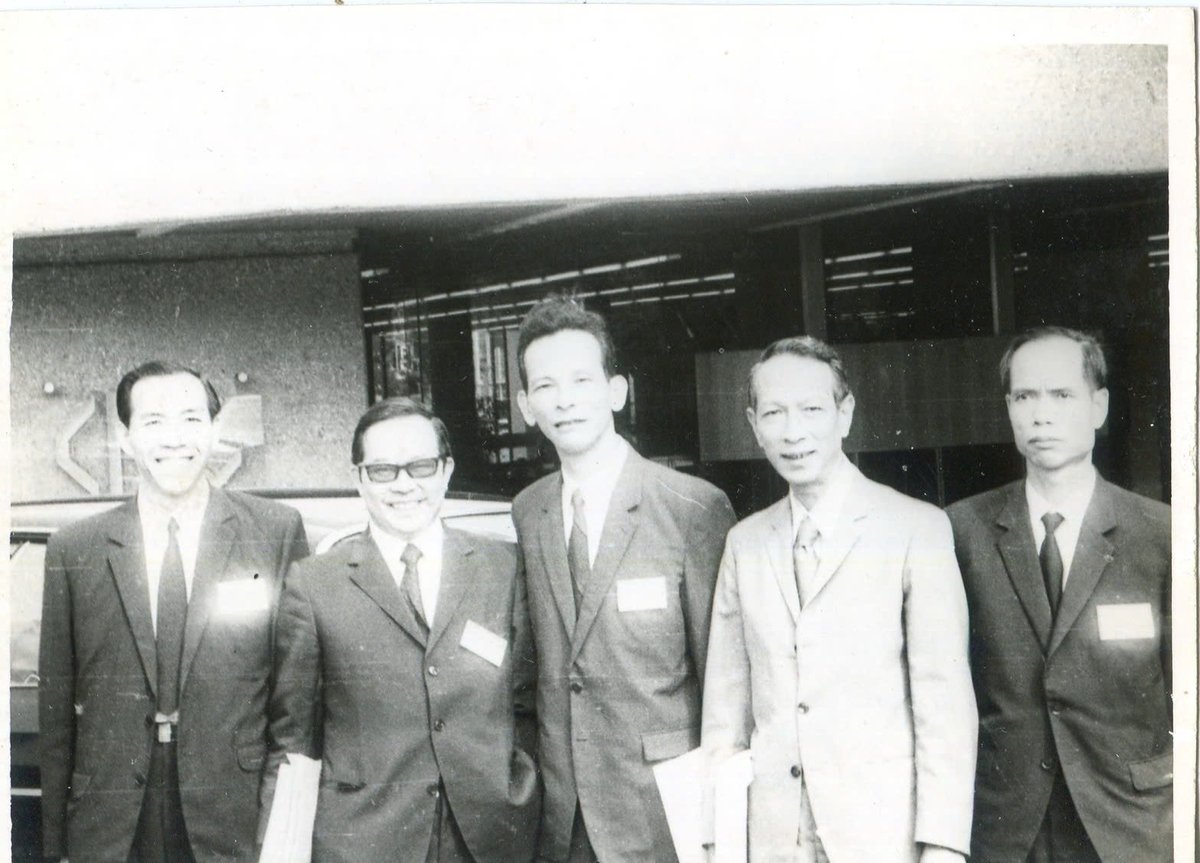 Đoàn cán bộ khí tượng thủy văn của nhà nước Việt Nam Dân chủ Cộng hòa và Cộng hòa miền Nam Việt Nam tại Đại hội Tổ chức Khí tượng thế giới lần thứ VII năm 1975. Ảnh tư liệu của gia đình. Đoàn cán bộ khí tượng thủy văn của nhà nước Việt Nam Dân chủ Cộng hòa và Cộng hòa miền Nam Việt Nam tại Đại hội Tổ chức Khí tượng thế giới lần thứ VII năm 1975. Ảnh tư liệu của gia đình.