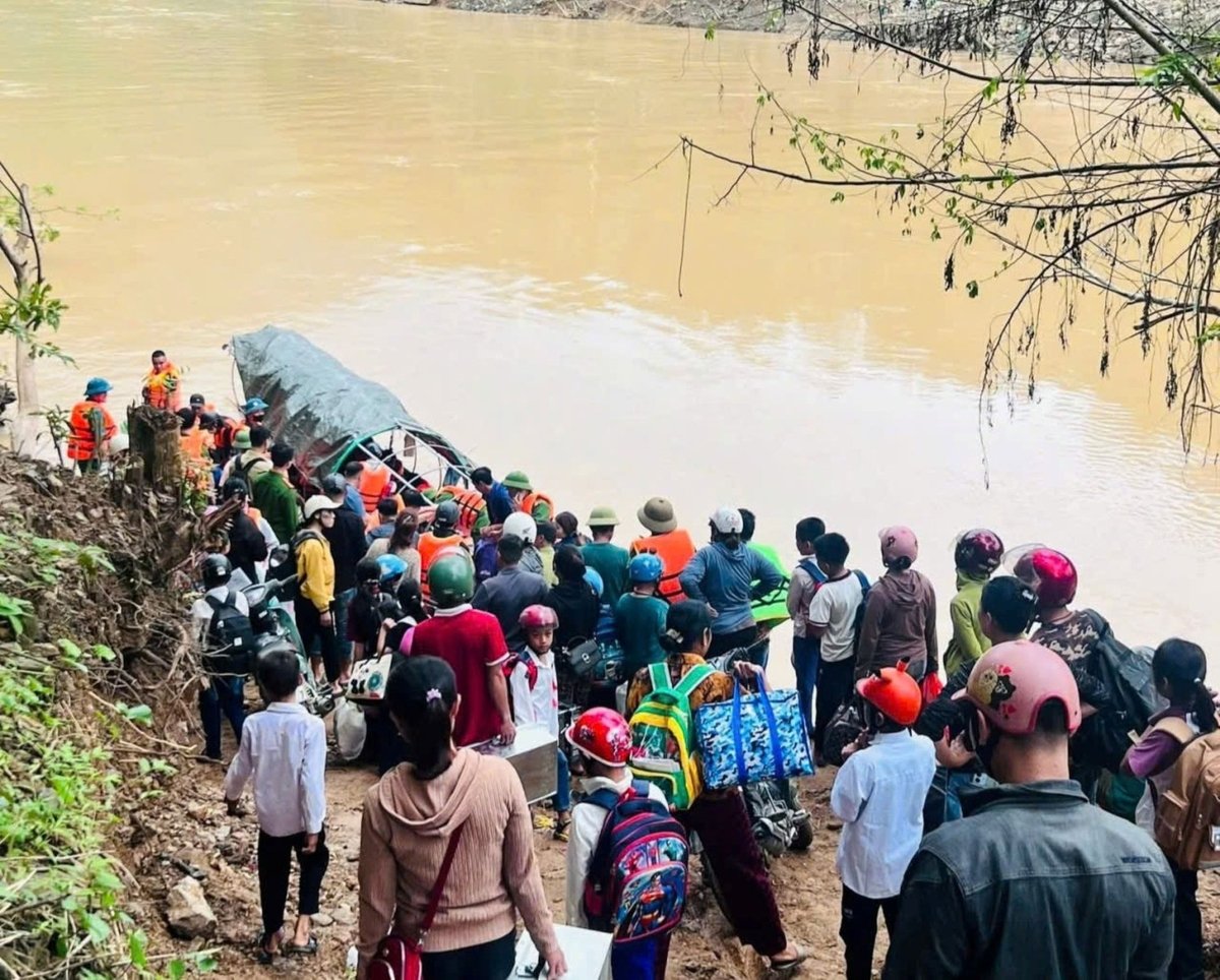 Rất đông phụ huynh, học sinh, giáo viên chờ thuyền để sang sông. Ảnh: UBND xã Lượng Minh. Rất đông phụ huynh, học sinh, giáo viên chờ thuyền để sang sông. Ảnh: UBND xã Lượng Minh.