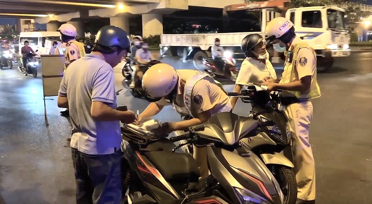 Một trường hợp vi phạm giao thông bị Đội CSGT Bình Triệu lập biên phản xử phạt, tạm giữ phương tiện. Ảnh: Hồng Thủy.